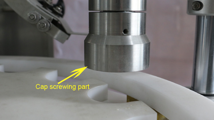 කැප් සීල් කිරීම සහ තරු රෝද ධාවනය සහිත මිලි ලීටර් 500 වටකුරු බෝතල් පිරවුම් යන්ත්රය