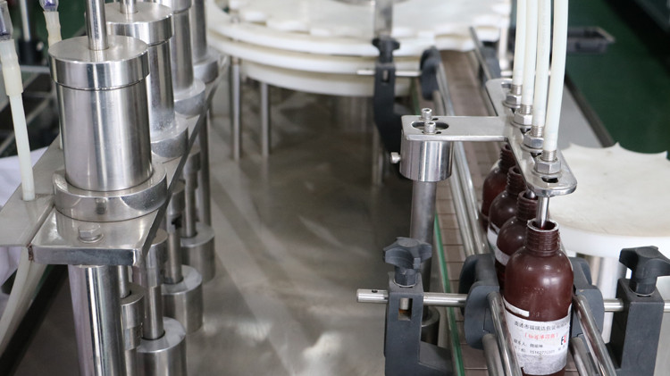 කැප් සීල් කිරීම සහ තරු රෝද ධාවනය සහිත මිලි ලීටර් 500 වටකුරු බෝතල් පිරවුම් යන්ත්රය